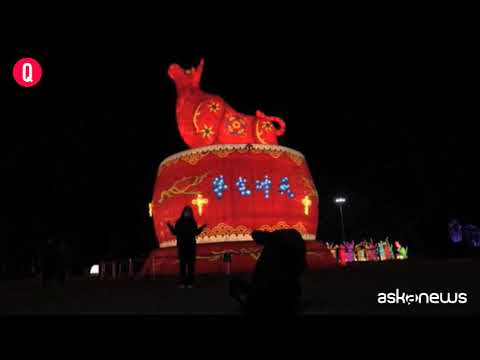 Mascherine e giochi di luce, a Wuhan inizia il Capodanno cinese