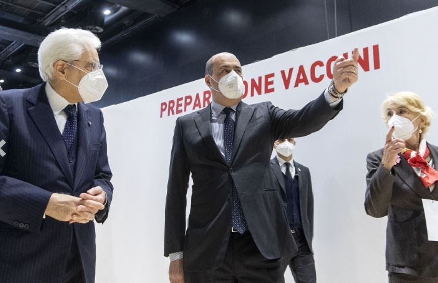 Mattarella visita il centro vaccinale “La Nuvola” a Roma