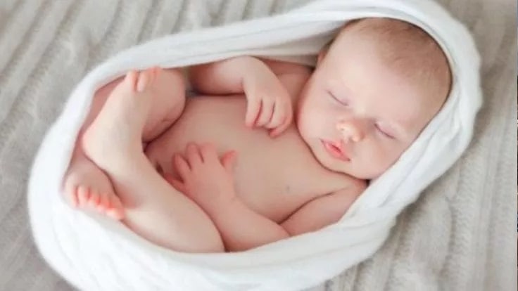 I neonati riconoscono il loro corpo a poche ore dalla nascita