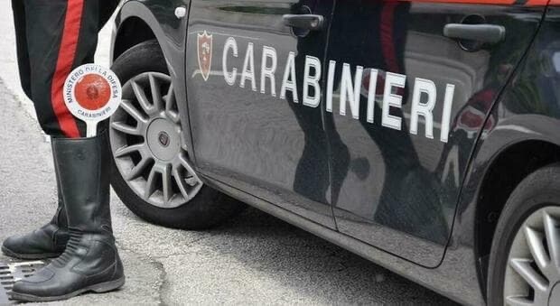 Fare pipì sull’auto dei carabinieri non è reato