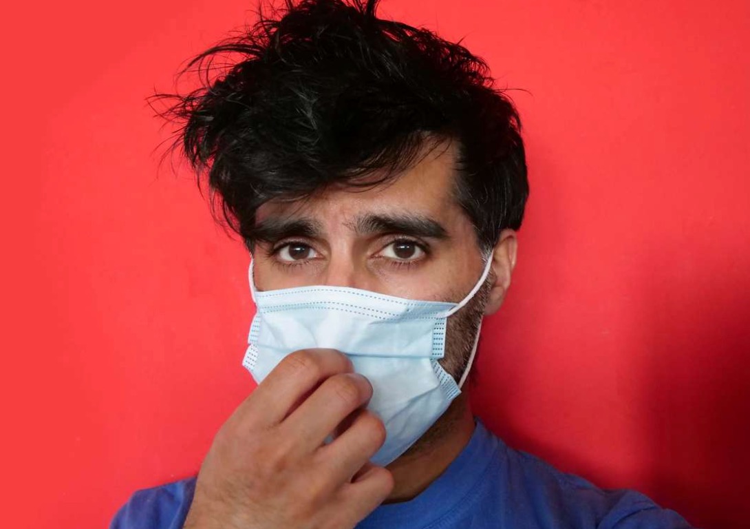 Preoccupato per il contagio tiene la mascherina 24 ore su 24