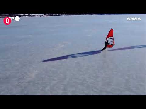 Appassionati di windsurf sfrecciano sul mare ghiacciato in Finlandia
