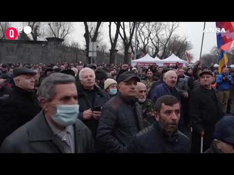 Armenia, migliaia in piazza contro il premier Pashinyan