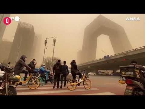 Pechino e’ soffocata da un pericoloso smog giallo