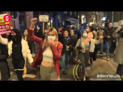 Londra, centinaia a nuova veglia per Sarah Everard dopo scontri