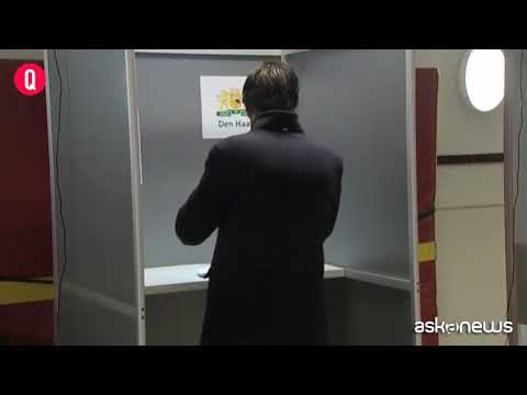 Mark Rutte al seggio, resta il favorito alle elezioni in Olanda
