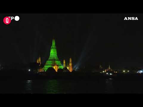 Bangkok festeggia San Patrizio: il Wat Arun s’illumina di verde