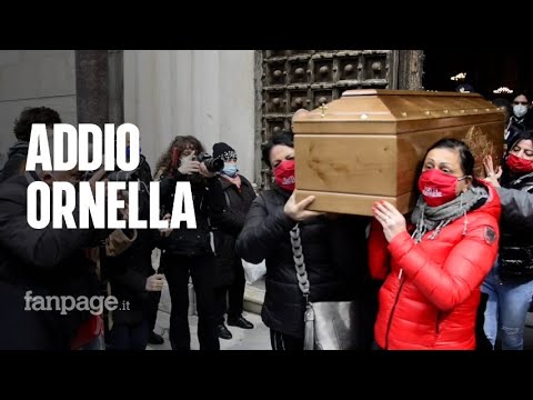 I funerali di Ornella Pinto uccisa dall’ex marito: “Aiutiamo chi non ha la forza di denunciare”