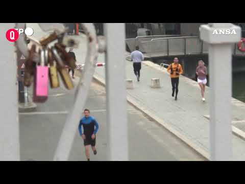 Francia in lockdown, i parigini “evadono” allenandosi