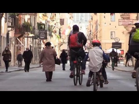 Covid, Roma in zona rossa: le immagini di via del Corso tra serrande abbassate e strade deserte