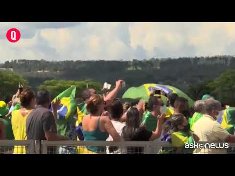 Auguri Bolsonaro! E il presidente saluta i fan con la mascherina