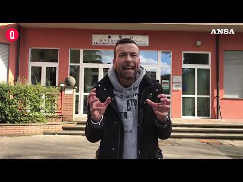 Scuola in dad, il professore scrive e canta canzoni per i suoi studenti