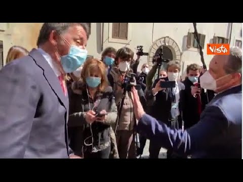 Renzi scherza con il finto Vespa: «Finché mi attacco al pungiglione…»