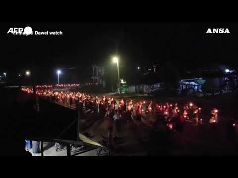 Myanmar, la protesta al lume di candela prima dell’alba