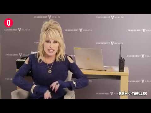 Covid, Dolly Parton si vaccina e canta Jolene che diventa Vaccine