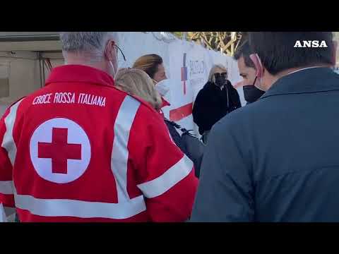 Mario Draghi e la moglie si sono vaccinati con AstraZeneca nell’hub di Termini