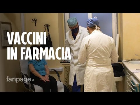 Genova, al via i vaccini Astrazeneca in farmacia per i settantenni: “Comodo, è vicino a casa”