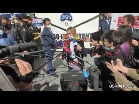 Cartelle esattoriali, flash mob di Meloni con bustone per Draghi