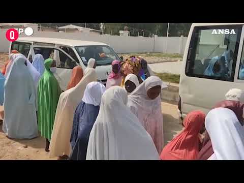 Nigeria, le studentesse si riuniscono alle famiglie dopo la liberazione