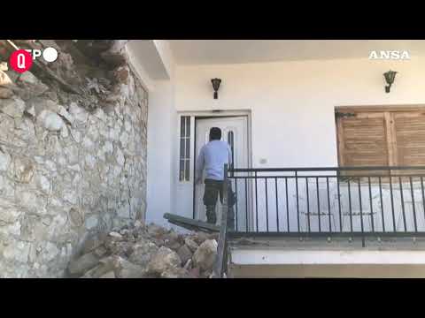 Terremoto in Grecia, gli abitanti recuperano quanto rimasto nelle proprie case