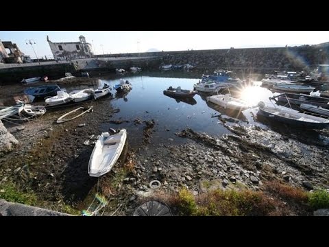 Pozzuoli, bradisismo e bassa marea: le immagini della darsena in secca