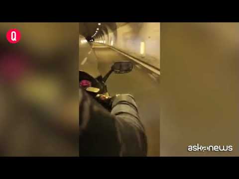 Sanremo, Ibrahimovic in ritardo: fa autostop e arriva in moto