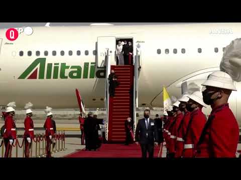 Il Papa sbarca a Baghdad, in aereo con la mascherina