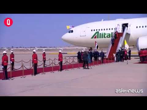 Francesco in Iraq, la stretta di mano con il premier al Kadhimi