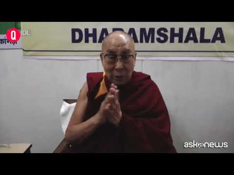 Il Dalai Lama si vaccina contro il Covid-19