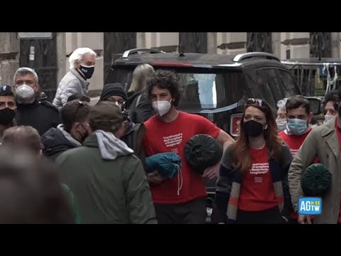 Sardine a Roma con i sacchi a pelo, pronte a “occupare” il Pd: «Apriamo un campo largo e…