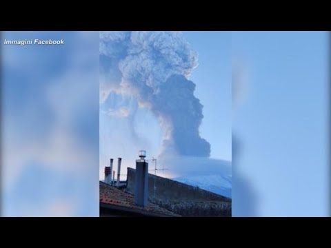 Etna, colonna di fumo alta 10 chilometri: interi comuni coperti di cenere e lapilli