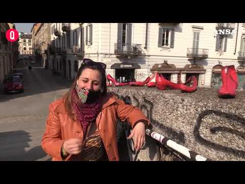 8 marzo, le scarpette rosse sul Ponte Alda Merini