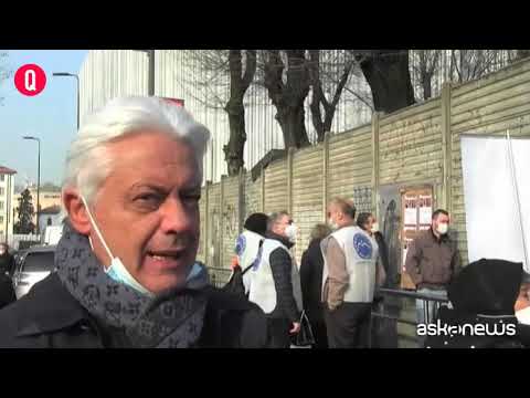 Milano, la lunga fila per il cibo dei “nuovi poveri” per il Covid
