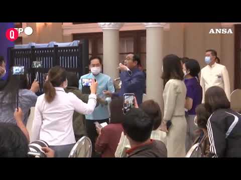 Thailandia, il premier spruzza disinfettante sui giornalisti per sfuggire alle domande