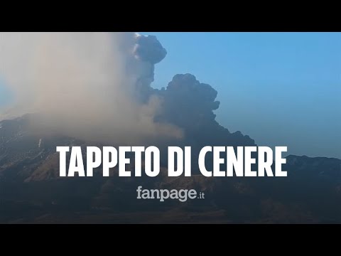 Giarre ricoperta dalla cenere dell’Etna: ”Sei chili per ogni metro quadro, siamo in ginocchio”