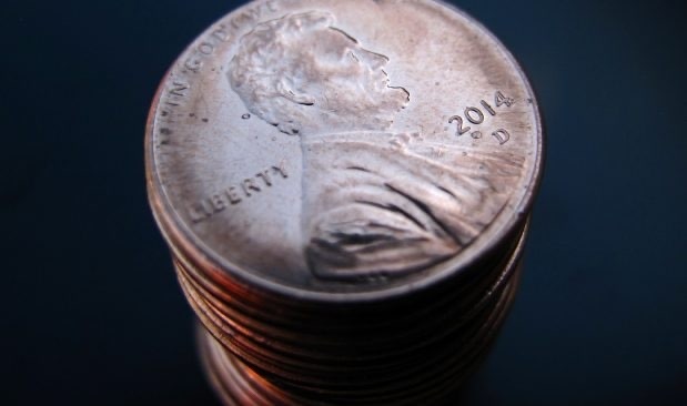 Litiga con il suo datore di lavoro: riceve lo stipendio in monete da un centesimo