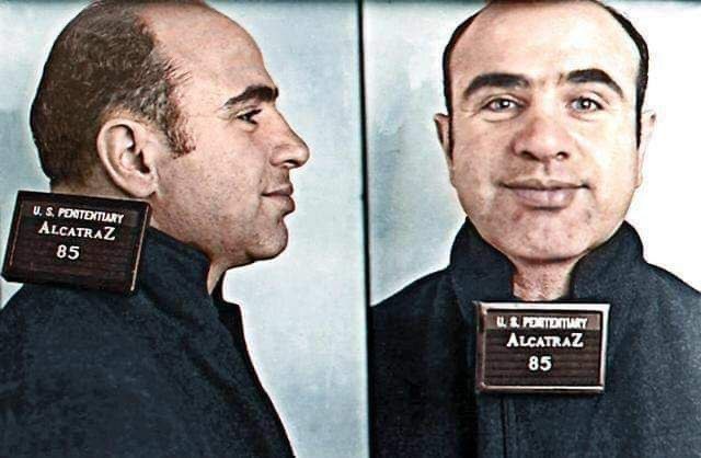 Al Capone posa per una foto segnaletica al suo arrivo ad Alcatraz