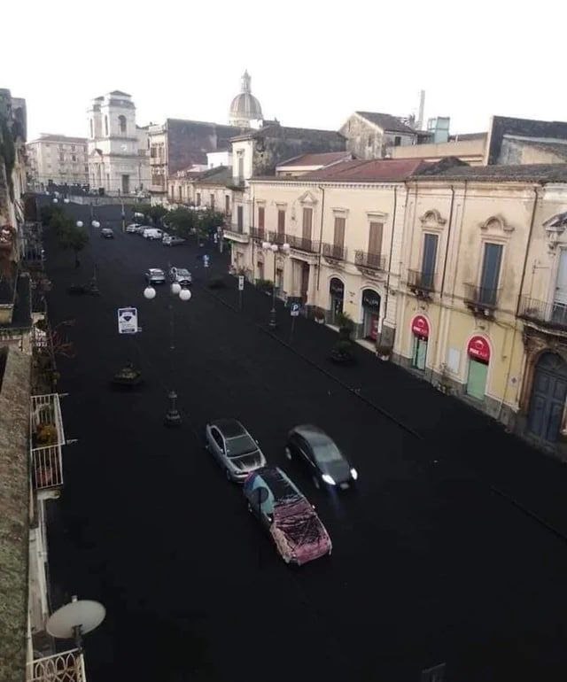 Giarre, Sicilia, dopo la pioggia di cenere vulcanica, marzo 2021