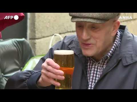 Londra, i cittadini tornano ad affollare i pub dopo l’allentamento delle restrizioni