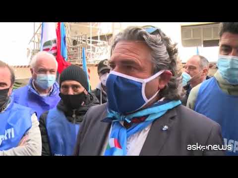 Lavoratori trasporto aereo in piazza, portano la bara di Alitalia