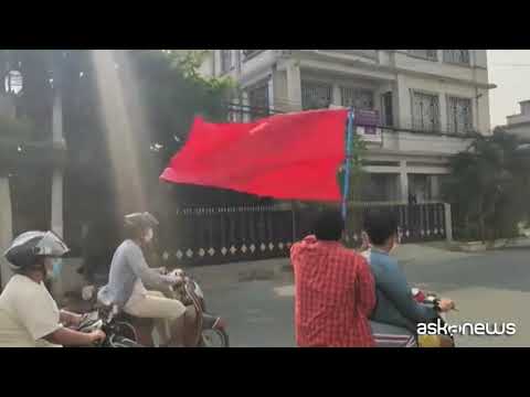 Myanmar, corteo di motociclisti a Mandalay per San Suu Kyi