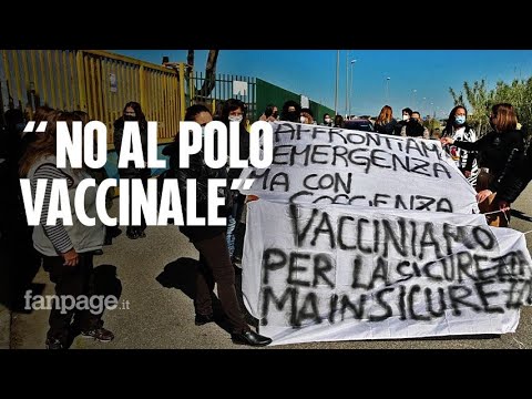 Polo vaccinale nella scuola appena riaperta, la rivolta dei genitori a Giugliano (Napoli)