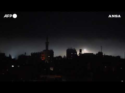 Striscia di Gaza, raid aereo dell’esercito israeliano dopo l’attacco missilistico palestinese