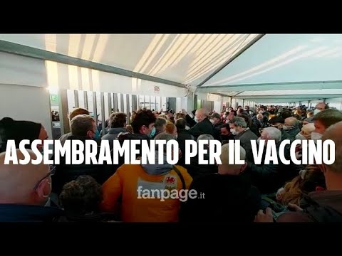 Vaccini per gli anziani a Napoli: le file della vergogna: centinaia ammassati fino a sera