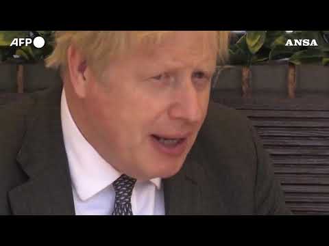 Londra, Johnson si serve una birra per celebrare la riapertura dei pub