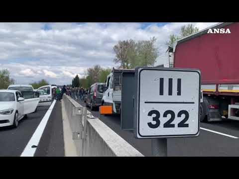 Covid, i ristoratori in protesta bloccano l’A1 vicino Firenze