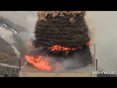 Svizzera, il Boogg esplode e predice una bella estate