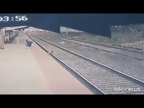 Bambino cade sui binari, miracoloso salvataggio in India
