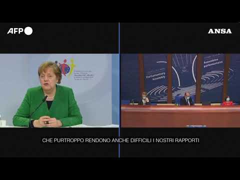 Navalny, Merkel: “Molto preoccupati per la sua condizione”