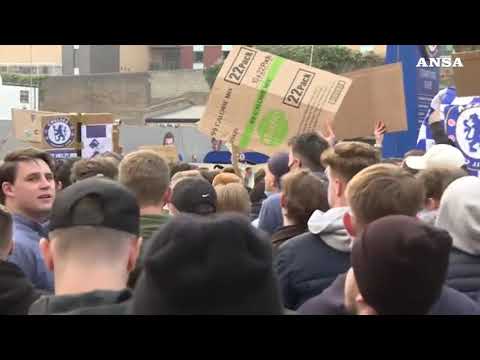 Superlega, i tifosi del Chelsea protestano davanti a Stamford Bridge